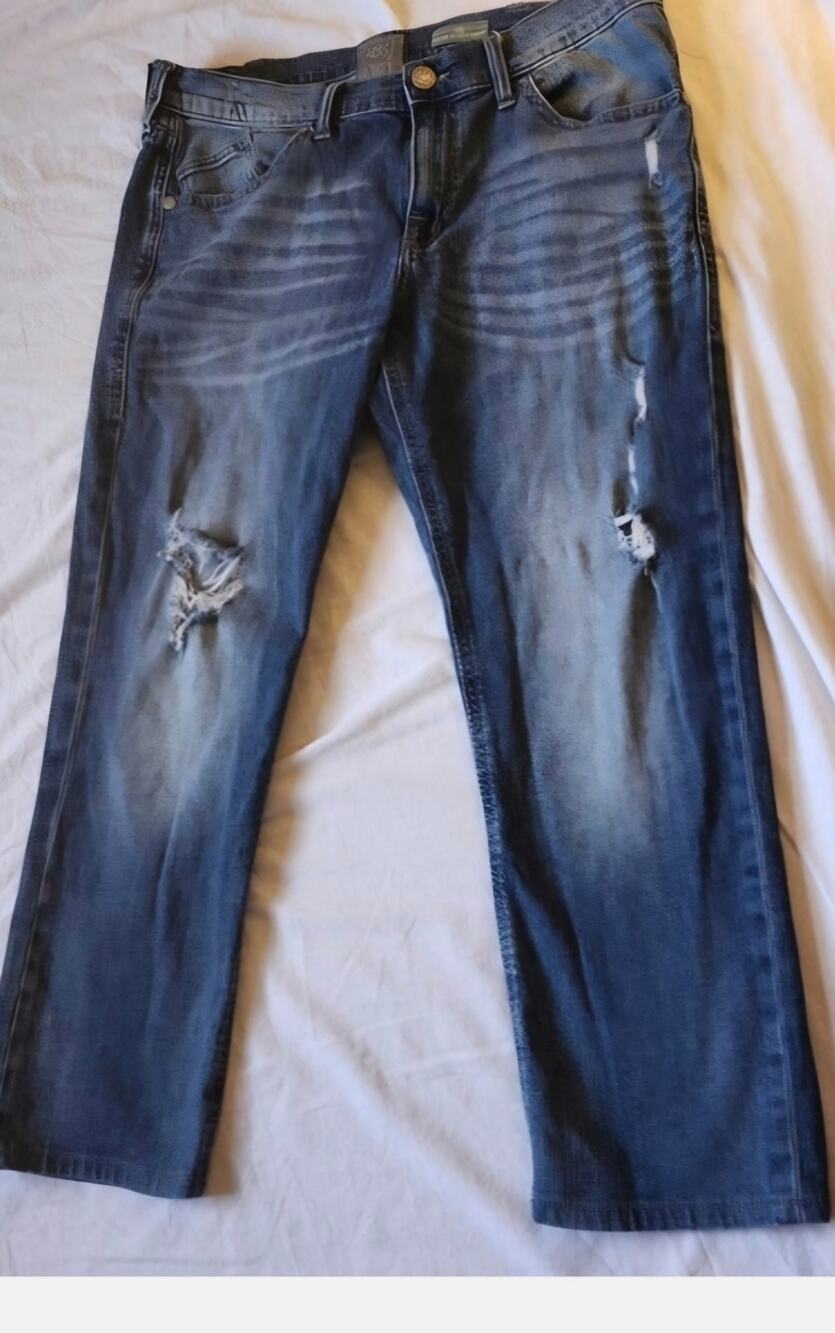 Mens Rock Republic Slim Fit Distressed Jean
38x34 Medium Wash Pocket Detail